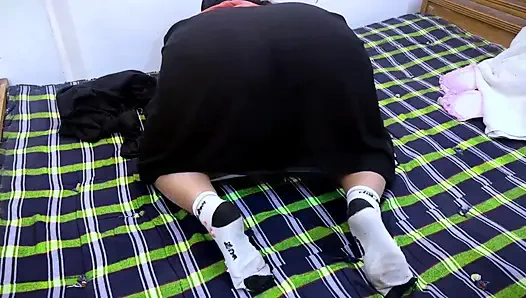 Boşanan Hintli ateşli evli kadın büyük götünü ve amcık deliğini büyük memeli gösteriyor