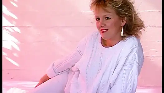 Cewek imut rambut pirang lagi asik ngentot memeknya pakai dildo ukuran raksasa