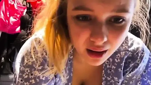 Muncrat banyak dan fingering memek merah muda di depan umum