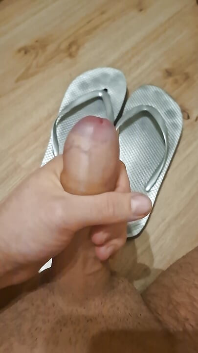 ฉันซื้อ flipflop จากสาวและยิงน้ําเงี่ยนบนพวกเขา