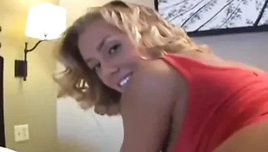 Une MILF blonde sexy à gros nichons se fait baiser brutalement et reçoit un creampie