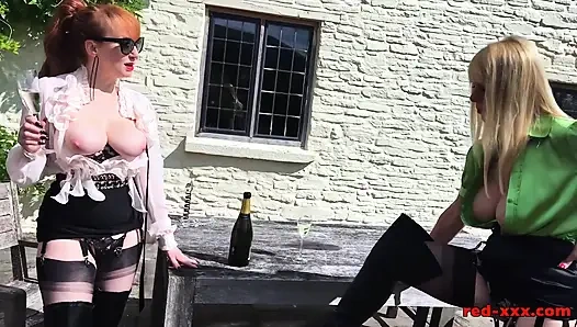 Çizmeler ve bubbly!