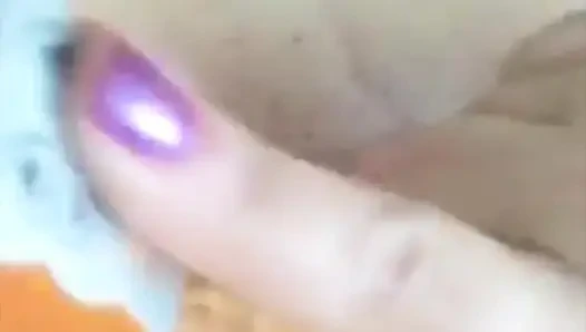 Жена мастурбирует