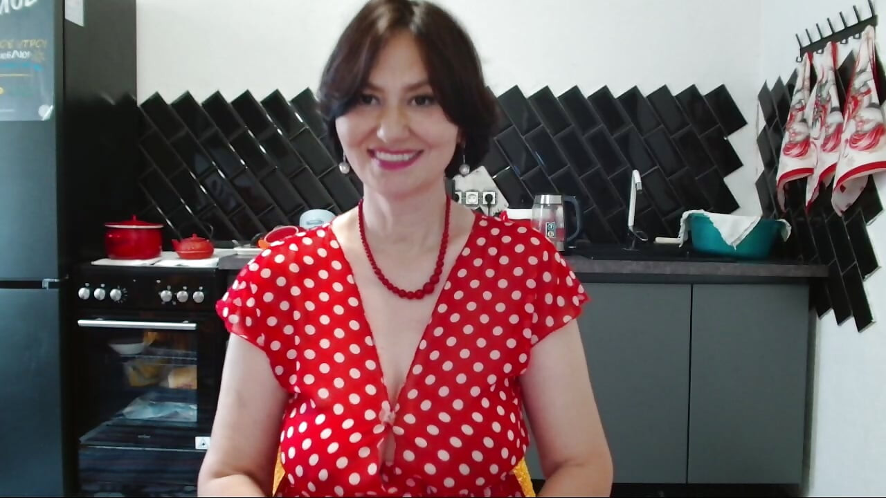 Gaun polka-dot-nya meluas ke samping