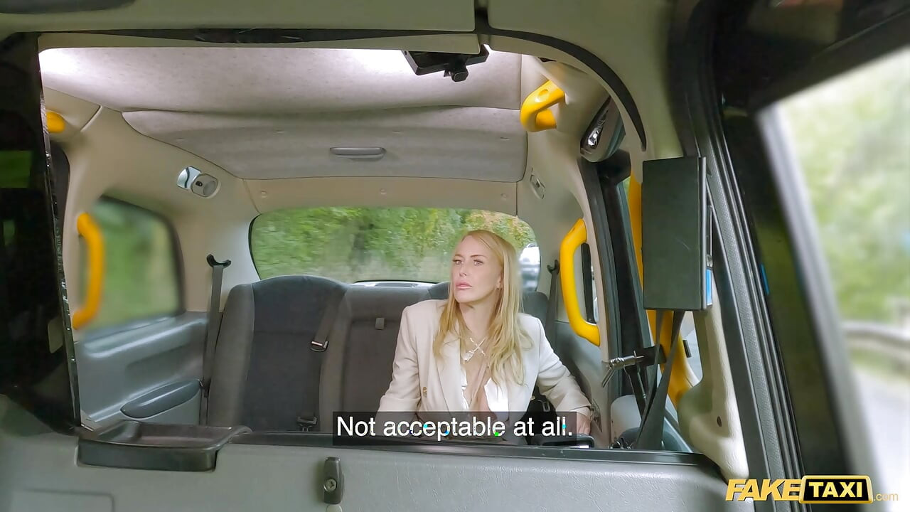 Doamna șefă cu țâțe mari a vrut pula mea - Taxi fals