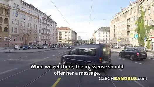 Blondes modell schließt sich einem wilden gruppenfick an (tschechischer bang bus)