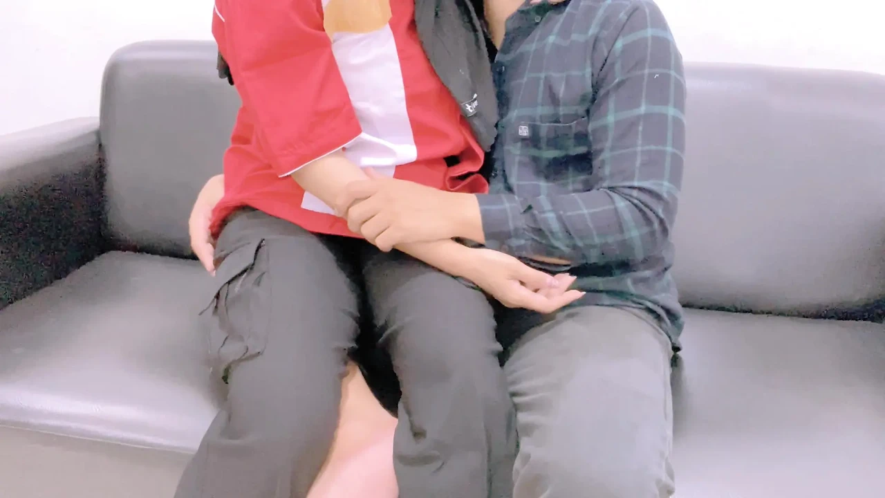 邀请一个穿着工作制服的女孩在加油站到别墅，女孩很听话