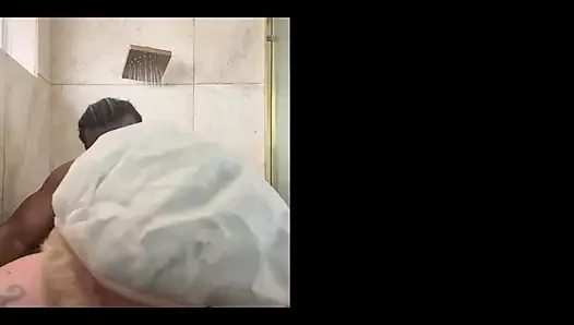 Сосет хуй в душе