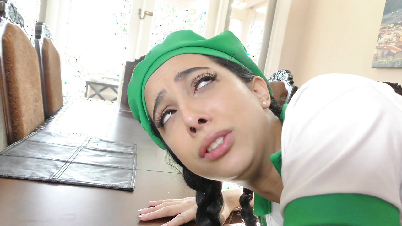 Persian Mix Girl Scout Girl Gets Facial Tip
