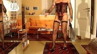 Transvestit mit Strümpfen und High Heels