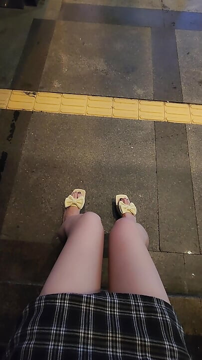 Shemale Ting xuan strolls and pees outdoors.