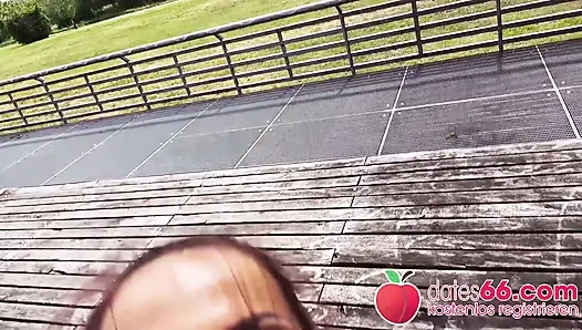 Der Public-Park-Ficker: Curvy Brünette (26 Jahre alt)