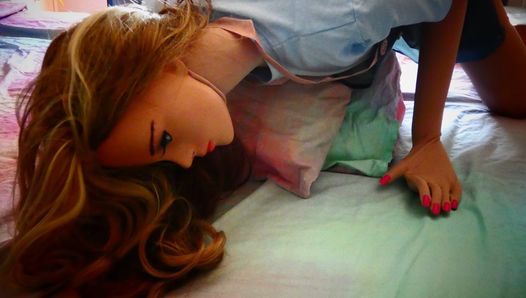 ふたなりセックス人形の主婦が腫れた肛門脱で犯され、ザーメンで満たされる