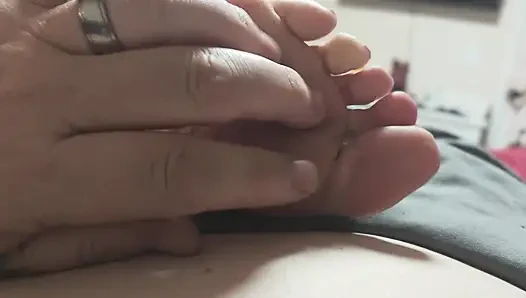 Ayah menggosok kakiku