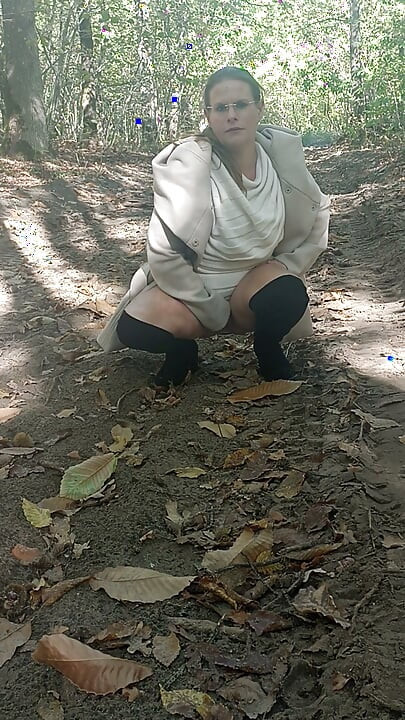 Jade se etalează în pădure cu străinii