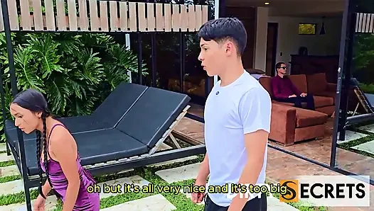 MEIN BLINDER STIEFVATER BRINGT EIN SEXY ZIMMERMÄDCHEN MIT NACH HAUSE UND ICH FICKE SIE HINTER SEINEM RÜCKEN