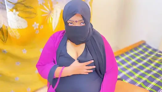 Ibu tiri seksi arab iran lagi asik masturbasi memeknya di kamar hotel sama pria hotel!
