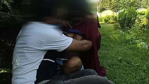Un garçon et une fille surpris dans un parc en train de baiser