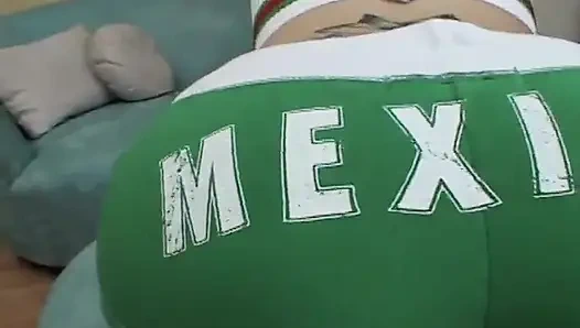 Dünnes schätzchen bekommt eine doppelpenetration, nachdem es riesige schwänze gelutscht hat