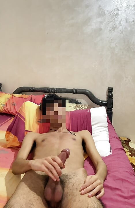 Chàng trai trẻ gợi cảm với một con cu to trắng