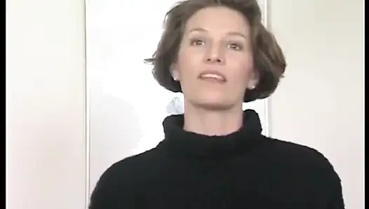 Die behaarte schlampe füllt beim casting ihre muschi mit einer banane