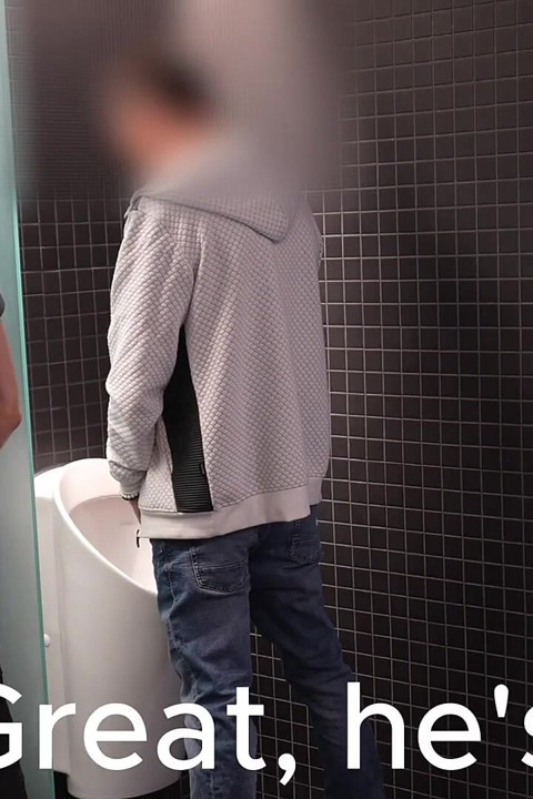 Nästan fast... Två straighta killar suger av varandra på klubbens toalett
