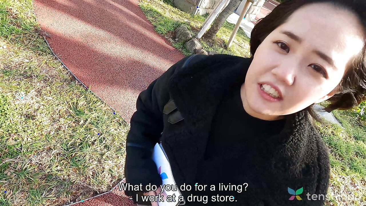 Moeka Tachibana é jovem e em seu primeiro vídeo pornô