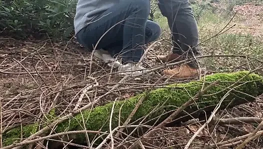 Echte amateur-milf-ehefrau im wald.