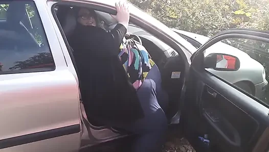 Cewek super semok ini berusaha muat di dalam mobil + blooper