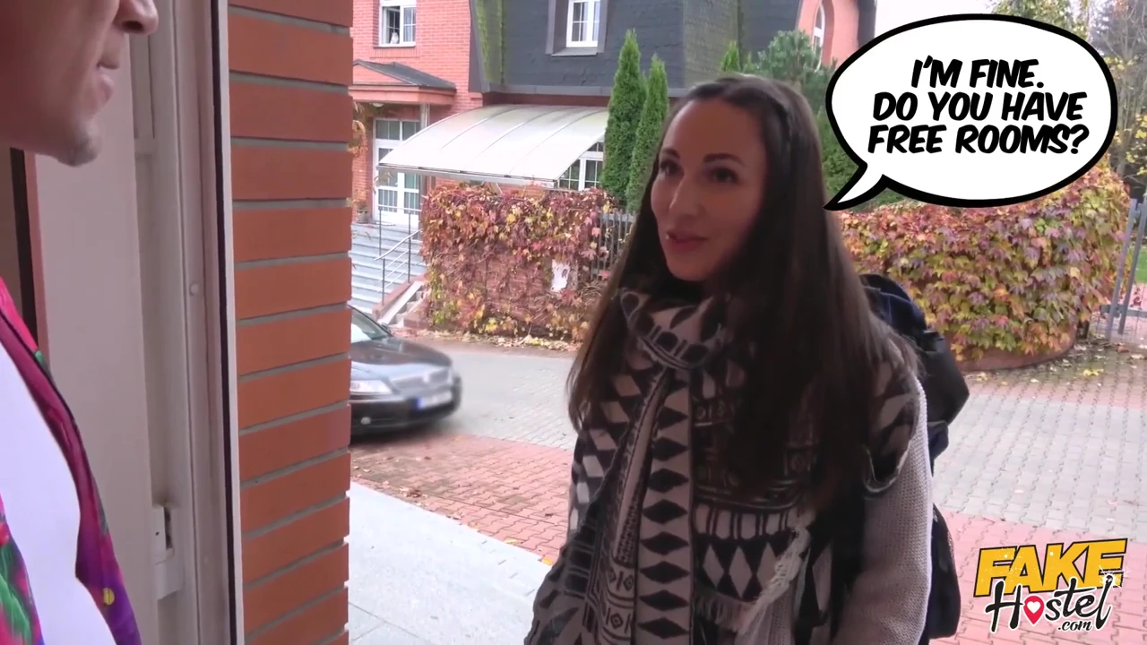 Fake hostel - Rus sırt çantalı lilu moon yardımsever ev sahibini şiddetli yüze boşalma ve derin misyoner pozisyonu ile ödüllendiriyor