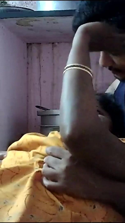 Detik meleleh dari "Suri rumah kampung India bercium aaa"