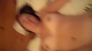 Novia masturbándose mientras es tocada