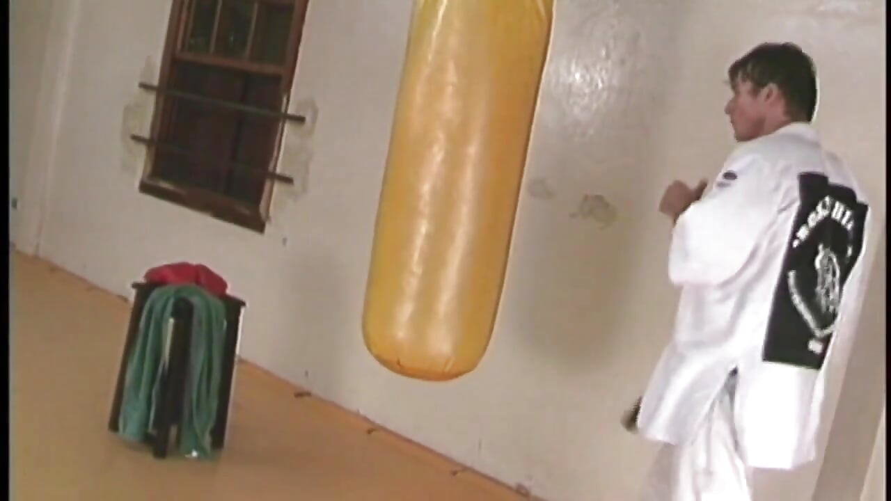 Два боксери трахаються в спортивній кімнаті