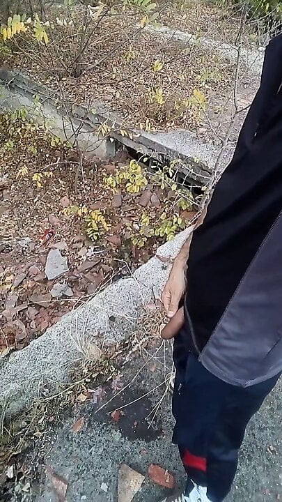 屋外でおしっこ