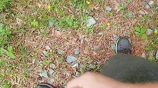 Nue et dans une allée au hasard.