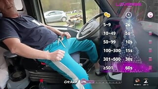 أنا أنيك سائق شاحنة قرنية في مقصورته في مكان إبحار