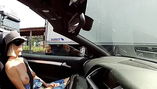 Tittenfick am dienstag mit verbundenen augen, spaß beim lkw-stopp