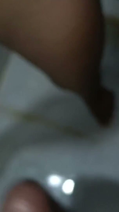 La hermosa Sudipta le hace una mamada a su compañera de piso en la bañera y le pide que se corra | Clip 1