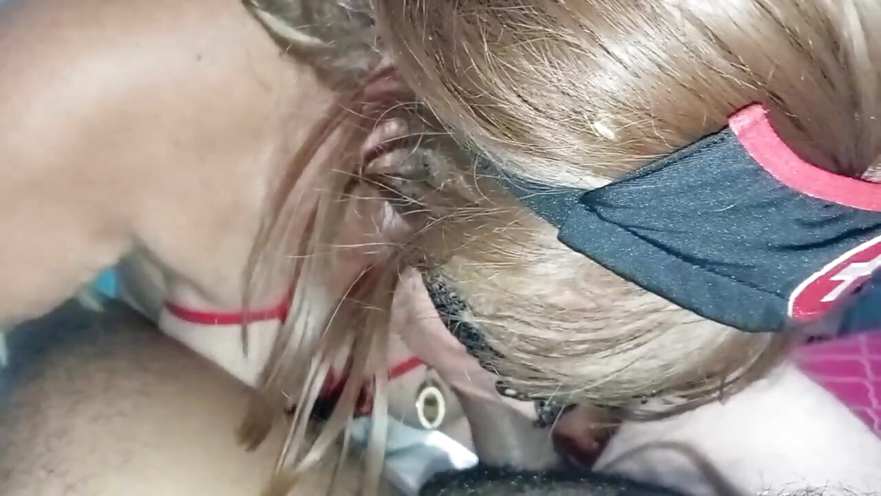 Mogen 60-årig sjuksköterska som ger en bra avsugning
