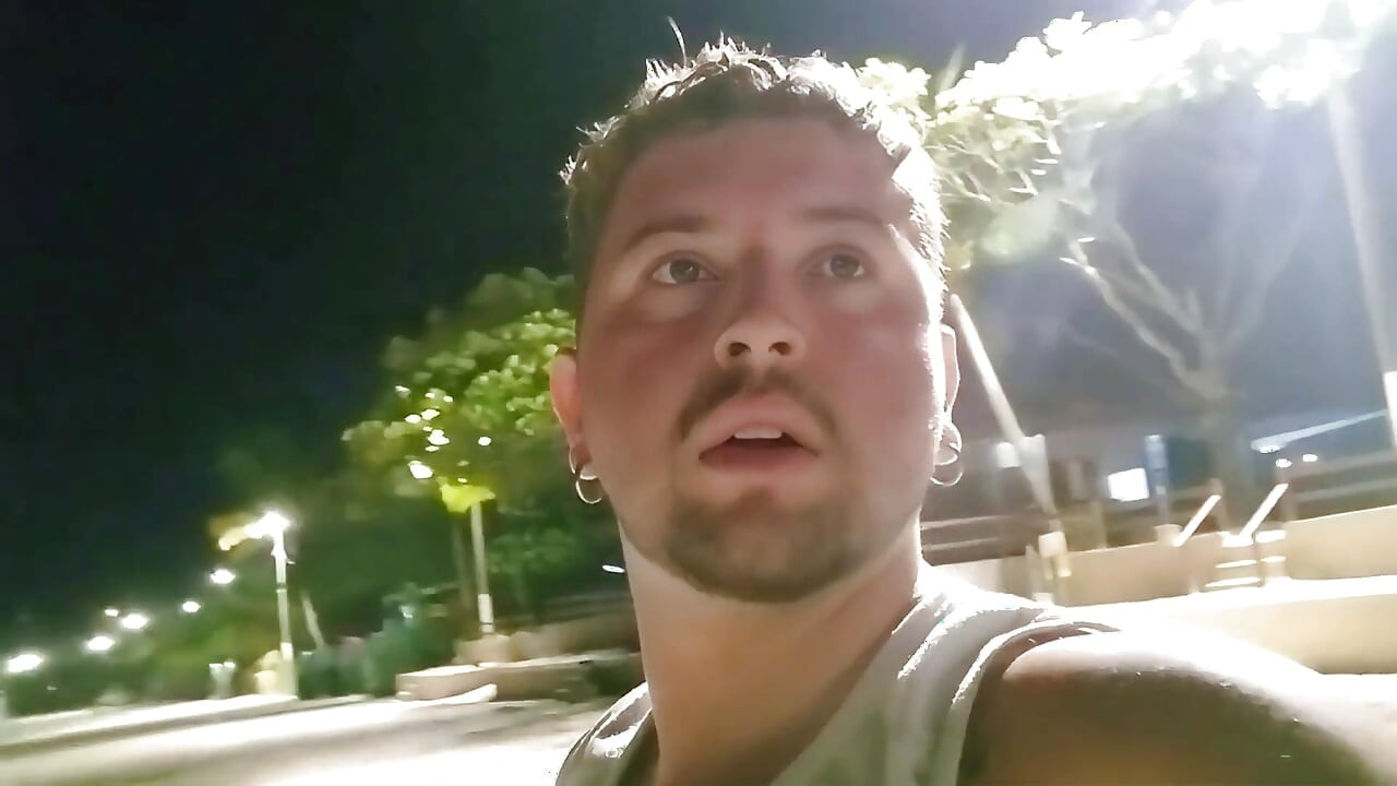 当我穿着短裤弄湿时, 海滩上的人会吓坏