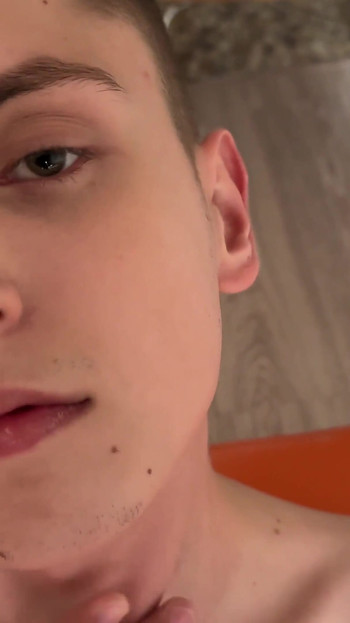 我正在操一个年轻的英俊男人 - evgeny twink和asta Boy