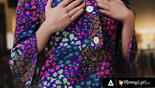 Annenin kızı - minyon fışkırtmalı coco lovelock baş aşağı orta yaşlı seksi kadın Lauren Phillips'in üzerine sıçramaya devam ediyor