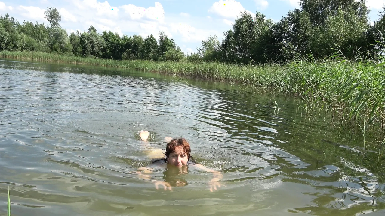 Hera Harding裸体游泳后展示皱纹的脚