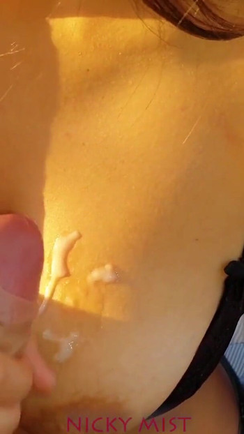 Moment must-share de la "Îmi place marea lui șarjă de spermă pe țâțele mele"