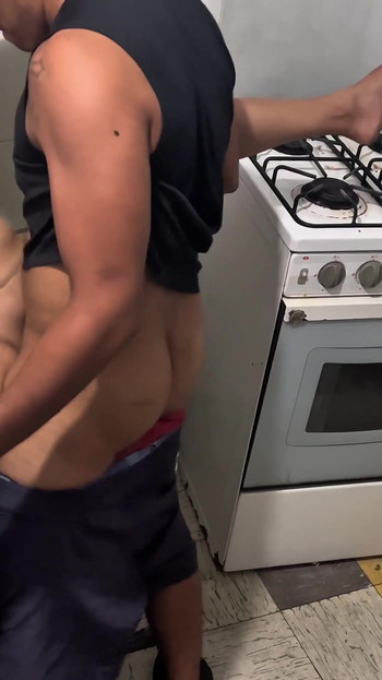 Follo muy duro con mi vecino en la cocina !!  Me duele papi!!! | Clip 2