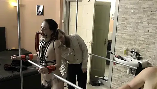 Мелисс и Зоя получают шлепанье