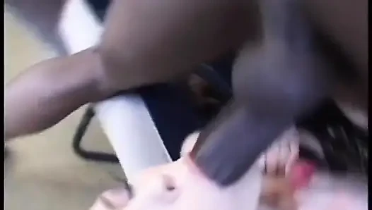 Siyah adam azgın hatunu büyük siyah yarağıyla besliyor