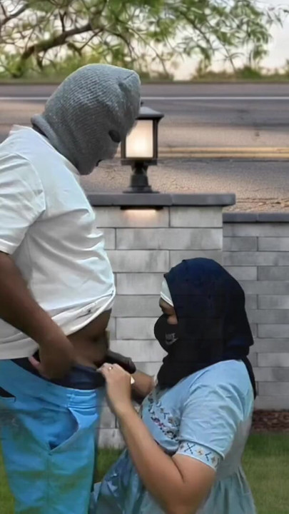 Istri muslim berhijab yang tukang selingkuh pamer memek di depan umum dan nyepong kontol orang asing demi uang viral… | Clip 2
