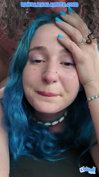 Mi fa credere che stia mettendo un frutto nella mia figa ma in realtà è il suo cazzo - Vlog Francaise Poilue