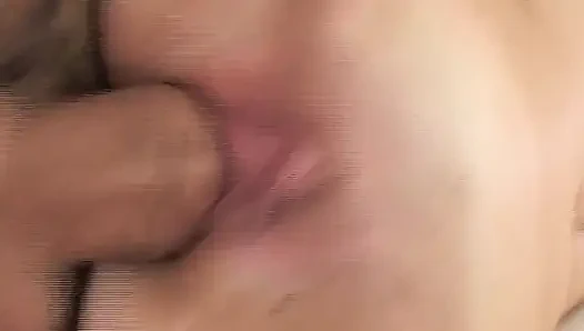 Brünettes schätzchen bekommt muschi geleckt und zum schreienden orgasmus gefickt